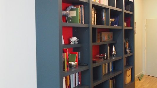 Bibliothèque contemporaine dans couloir