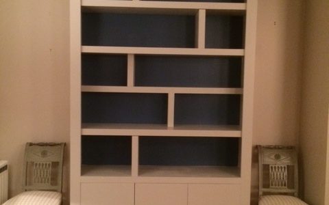 Bibliothèque contemporaine fond bleu