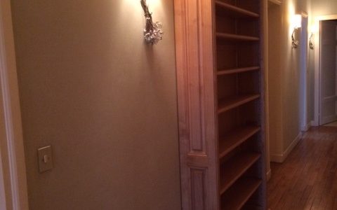 Bibliothèque étroite dans un couloir