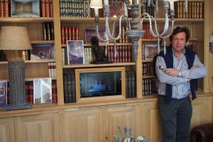 Philippe Leclercq devant bibliothèque