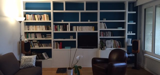 Bibliothèque meuble TV et Hi/Fi sur mesure en médium massif