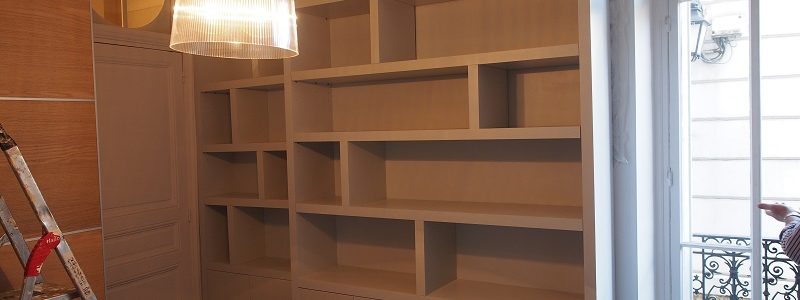 Bibliothèque contemporaine à ressaut dans un appartement versaillais