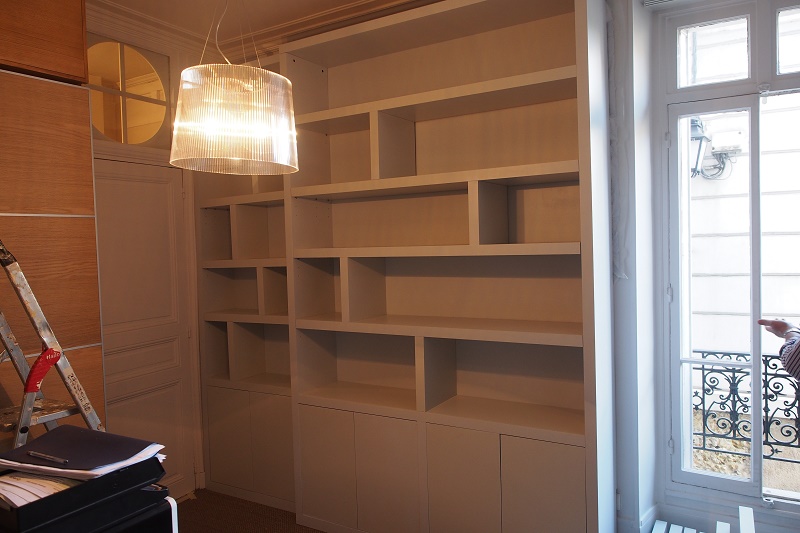 Bibliothèque contemporaine à ressaut dans un appartement versaillais