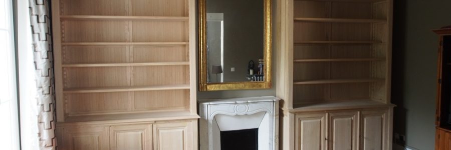 Paire de grandes bibliothèques de parquet en châtaignier brut