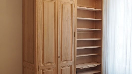Bibliothèque et dressing dans une chambre