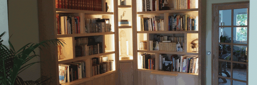 Bibliothèque d’angle contemporaine avec éclairage