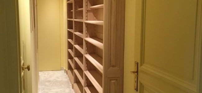 Longue et étroite bibliothèque sur mesure