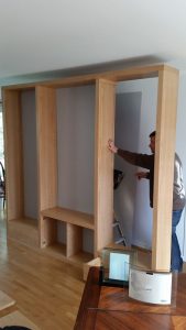 Bibliothèque contemporaine sur mesure en châtaignier naturel