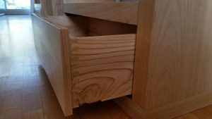 Bibliothèque contemporaine sur mesure en châtaignier naturel