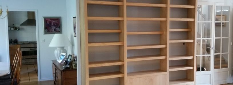 Bibliothèque contemporaine sur mesure en châtaignier naturel