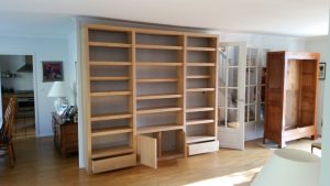 Bibliothèque contemporaine sur mesure en châtaignier naturel