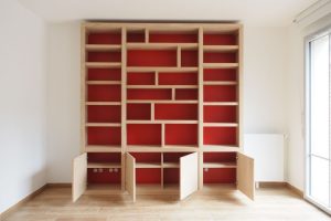Élégante bibliothèque contemporaine en châtaignier brut et fonds de couleur