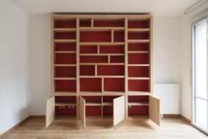 Élégante bibliothèque contemporaine en châtaignier brut et fonds de couleur