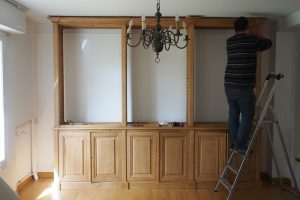 Bibliothèque réalisée dans l'ouest parisien sur le pan de mur d'un appartement