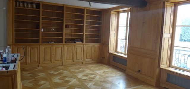 Importante bibliothèque ouvrante par huit portes en partie basse