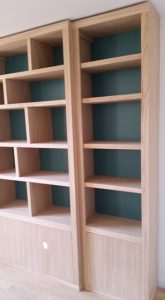 Bibliothèque contemporaine à fond de couleur