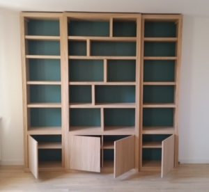 Bibliothèque contemporaine à fond de couleur