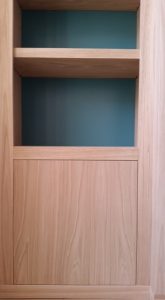 Bibliothèque contemporaine à fond de couleur