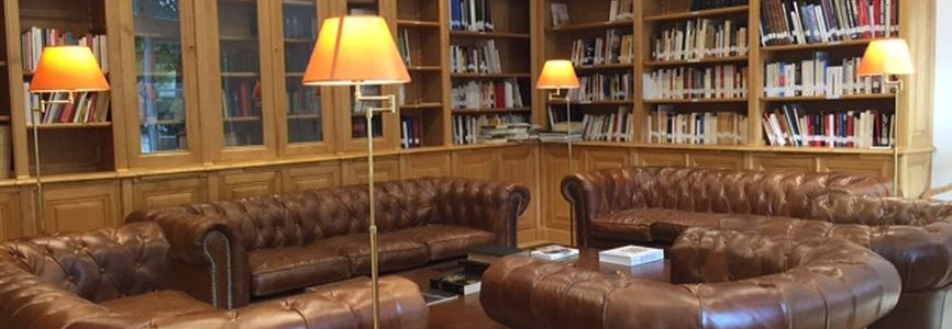 Importante bibliothèque d’angle dans le 6e arrondissement de Paris