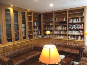 Importante bibliothèque d'angle dans le 6e arrondissement de Paris