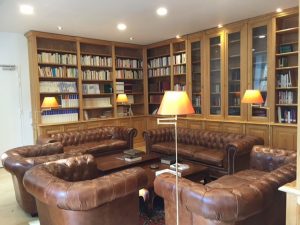 Importante bibliothèque d'angle dans le 6e arrondissement de Paris