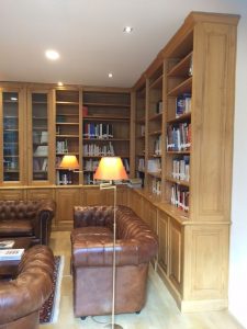 Importante bibliothèque d'angle dans le 6e arrondissement de Paris