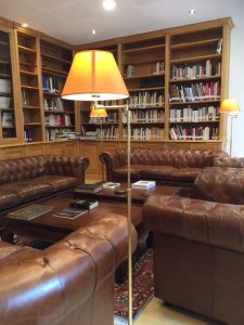 Importante bibliothèque d'angle dans le 6e arrondissement de Paris
