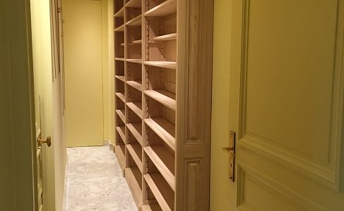Bibliothèque étroite sur mesure pour un couloir