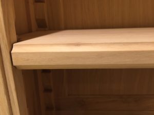 Bibliothèque étroite sur mesure pour un couloir