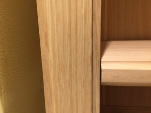 Bibliothèque étroite sur mesure pour un couloir