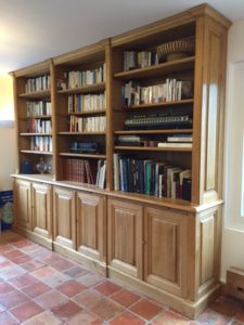 Bibliothèque en châtaignier brut de style Louis XVI