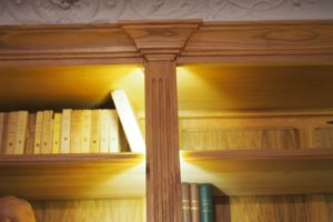 Bibliothèque sur mesure en bois naturel de style Louis XVI