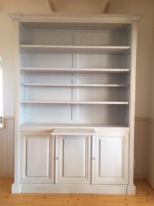 Bibliothèque peinte pour une maison en Bretagne