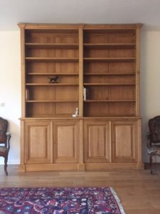 Bibliothèque en bois naturel ouvrante par quatre portes en façade