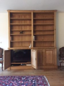 Bibliothèque en bois naturel ouvrante par quatre portes en façade