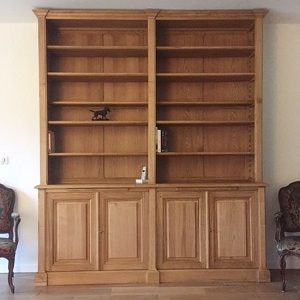 Bibliothèque en bois naturel ouvrante par quatre portes en façade