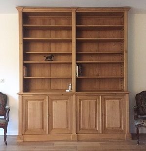 Bibliothèque en bois naturel ouvrante par quatre portes en façade