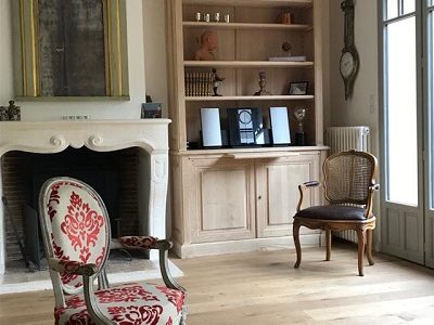 Bibliothèque en bois naturel dans un salon