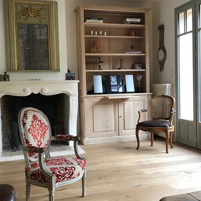 Bibliothèque en bois naturel dans un salon