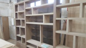 Bibliothèque contemporaine sur mesure gris anthracite sans fond