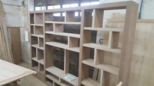 Bibliothèque contemporaine sur mesure gris anthracite sans fond