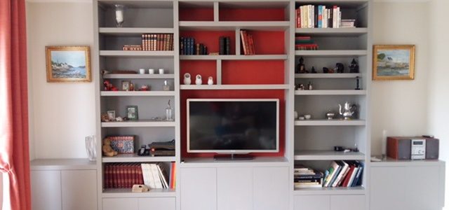 Bibliothèque contemporaine peinte en deux tons de couleur