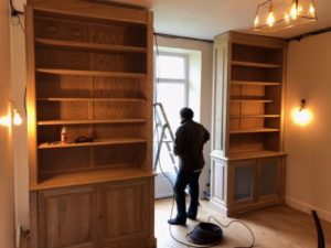 Paire de bibliothèques encadrant une fenêtre et cachant un radiateur