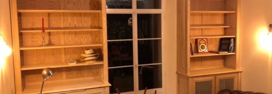 Paire de bibliothèques encadrant une fenêtre et cachant un radiateur