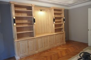 Bibliothèque Neo-Classique rehaussée par des éclairages contemporains