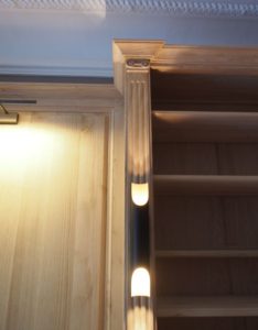 Bibliothèque Neo-Classique rehaussée par des éclairages contemporains
