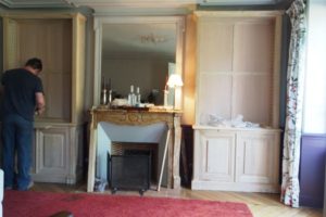 Bibliothèques en châtaignier brut encadrant en cheminée en marbre