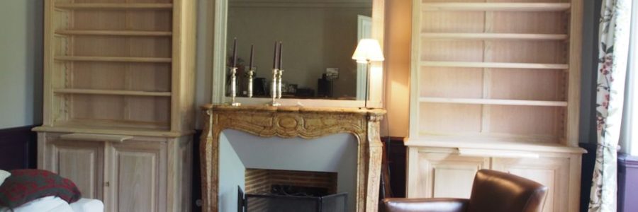 Paire de Bibliothèques en châtaignier brut encadrant en cheminée en marbre