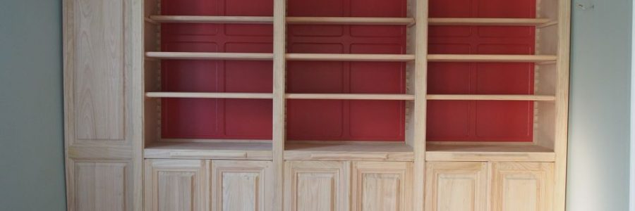Elégante bibliothèque pour une ravissante maison de Maison Laffitte