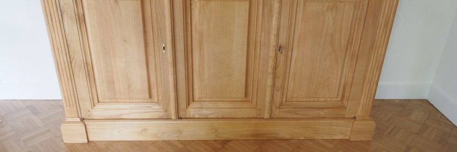 Buffet de salle à manger ouvrant par trois portes en bois de châtaignier ciré